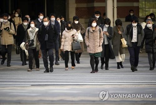 도쿄 중심가에 있는 횡단보도 건너는 직장인들