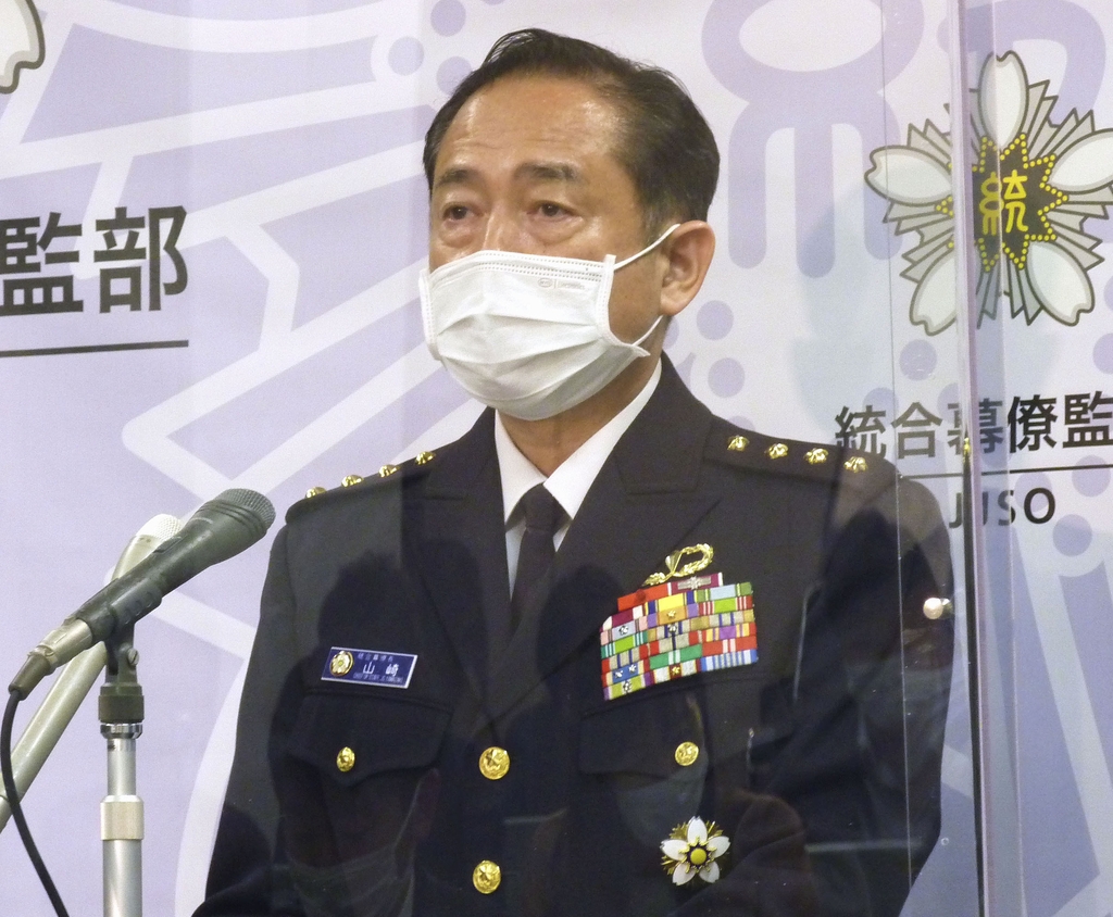 (도쿄 교도=연합뉴스) 야마자키 고지 일본 자위대 통합막료장이 8일 저녁 긴급 기자회견을 열고 지부티 주둔 자위대원 21명이 코로나19에 집단 감염됐다고 발표하고 있다. 