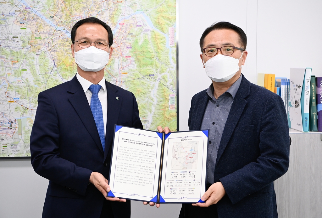 김선태 국토부 철도국장(오른쪽)에게 건의문 전달하는 조병옥 음성군수