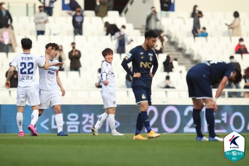 득점을 기뻐하는 충남아산 선수들.