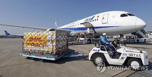 (나리타 교도/AP=연합뉴스) 미국 제약사 화이자가 벨기에 공장에서 생산한 신종코로나바이러스감염증(코로나19) 백신이 전일본공수(ANA) 화물기 편으로 2월 21일 일본 수도권의 관문인 나리타 공항에 도착해 운반되고 있다.