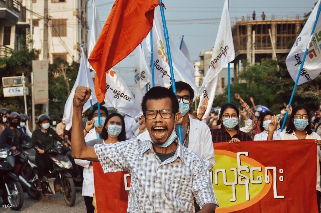 만달레이 거리 시위를 이끌고 있는 타이자 산. 2021.4.10