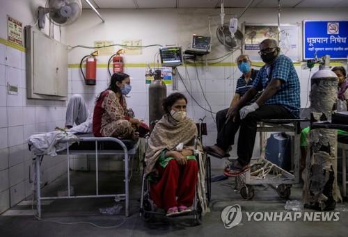 인도 뉴델리 LNJP병원에서 치료를 받는 코로나19 환자들. [로이터=연합뉴스]