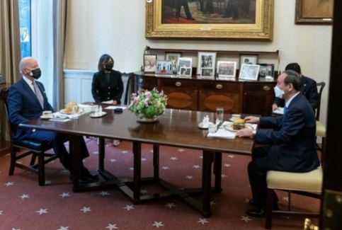 통역만 배석한 가운데 '햄버거 오찬'을 하면서 대화를 나누는 조 바이든 미 대통령(왼쪽)과 스가 요시히데 일본 총리. [조 바이든 트위터 캡처, 재판매 및 DB 금지]