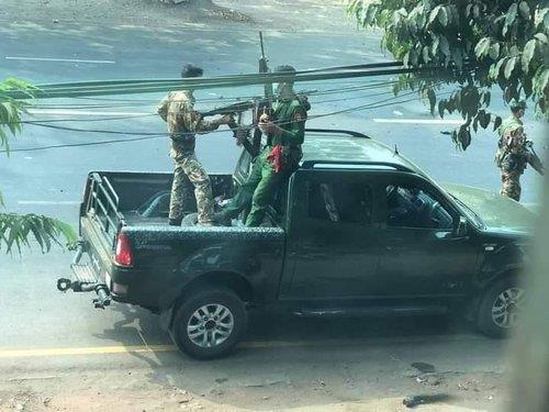 차량에 기관총 장착한 미얀마 군인들