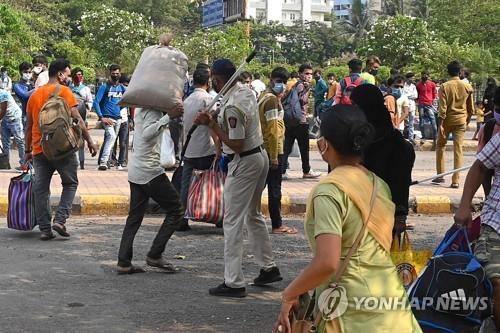 인도 뭄바이 기차역 인근에서 막대를 휘두르며 주민을 통제하는 경찰(가운데). [AFP=연합뉴스]