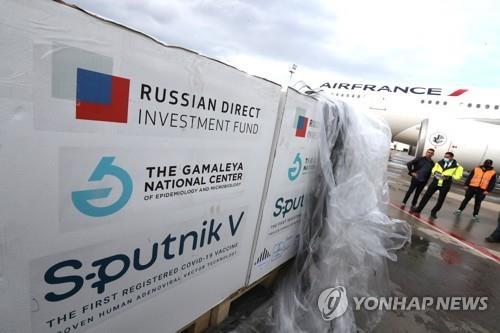 (epa=연합뉴스) 러시아제 '스푸트니크 V' 백신이 아프리카 튀니지 공항에 도착하고 있다.