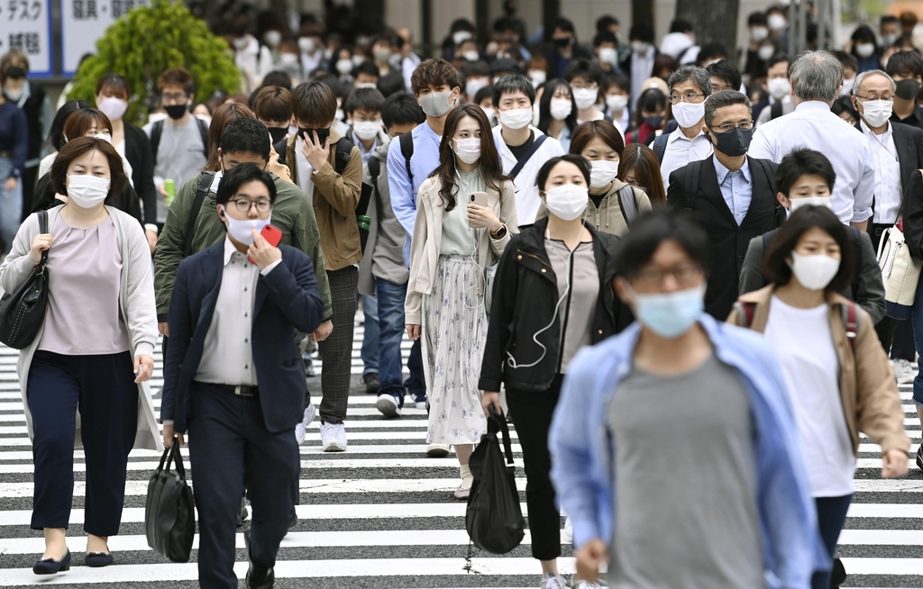 (나고야 교도=연합뉴스) 일본 정부가 7일 신종 코로나바이러스 감염증(코로나19) 억제를 위한 긴급사태 발효 대상 지역에 새롭게 포함한 아이치현 나고야역 앞을 마스크 쓴 행인들이 걸어가고 있다. 