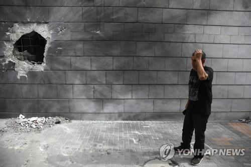이스라엘의 공습으로 벽에 큰 구멍이 생긴 가자지구의 주거용 건물