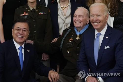한국전 참전용사 훈장 수여식 참석한 한미 정상