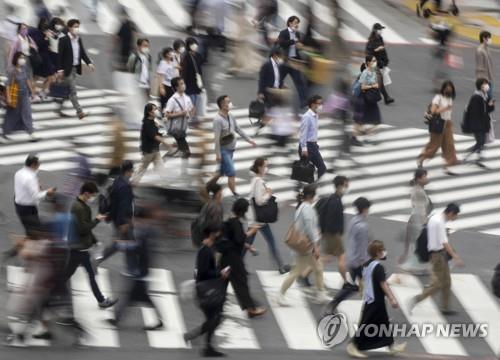 (도쿄 EPA=연합뉴스) 일본 10개 광역자치단체에 신종 코로나바이러스 감염증(코로나19) 긴급사태가 발효 중인 가운데 28일 오후 도쿄도 번화가인 시부야(澁谷)구의 교차로에서 사람들이 길을 건너고 있다.