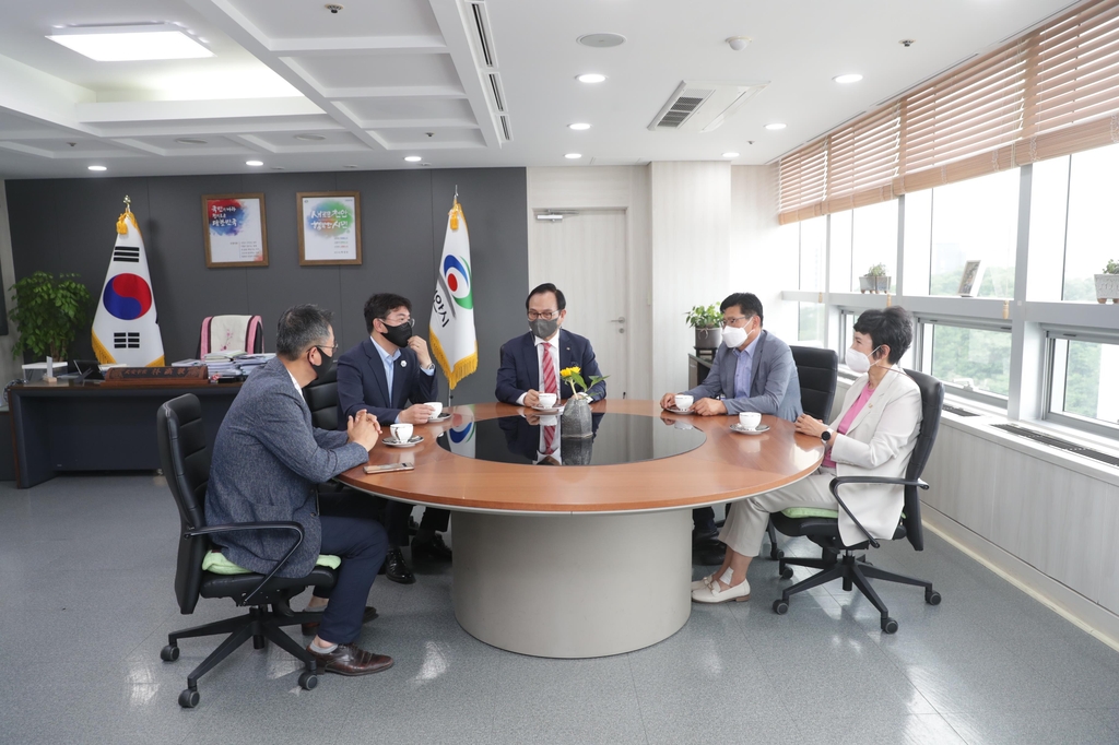 마주 앉은 시와 시의회