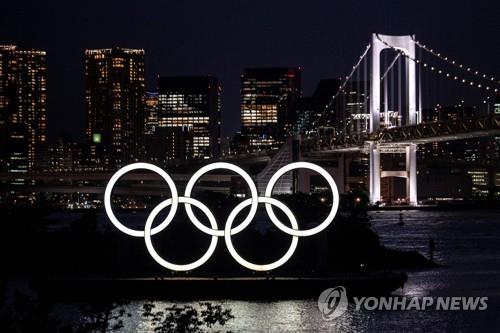 (도쿄 AFP=연합뉴스) 지난달 31일 일본 도쿄만 해상에 설치된 오륜 조형물에 조명이 밝혀져 있다.