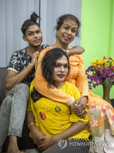방글라데시 트랜스젠더들이 포즈를 취한 모습