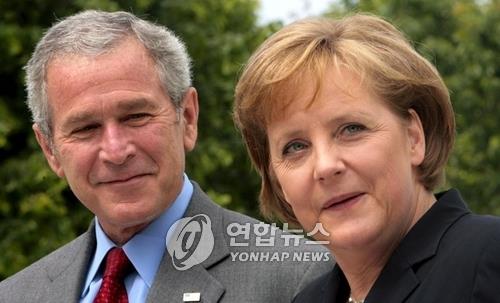2007년 독일 하일리겐담에서 열린 G8 정상회의에서 앙겔라 메르켈 총리를 바라보는 조지 W.부시 전 대통령[EPA=연합뉴스]