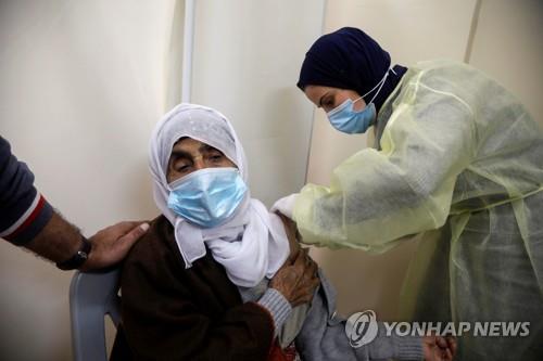 아스트라제네카 백신 접종하는 팔레스타인 의료진의 모습