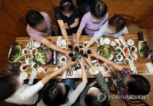 지난 18일 오후 사적 모임이 8명까지 가능해진 광주 북구청 인근 식당에서 8명이 모여 식사를 하며 건배하고 있다. [연합뉴스 자료 사진]