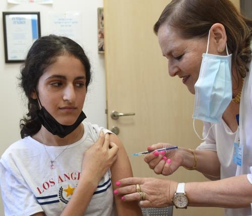 코로나19 백신 접종하는 이스라엘 청소년