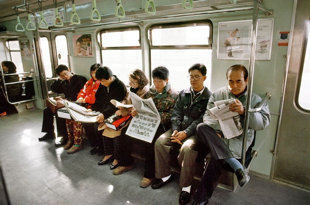 예전에는 지하철 승객들이 신문이나 책을 읽는 모습을 쉽게 볼 수 있었다. 1993년 [연합뉴스 자료사진]