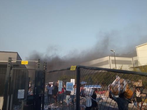 12일(현지시간) 남아공 더반에서 약탈당하고 방화 된 LG전자 공장