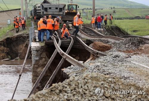 24일 러시아 철도 당국이 자바이칼주(州)에서 무너진 다리를 복구하는 모습.