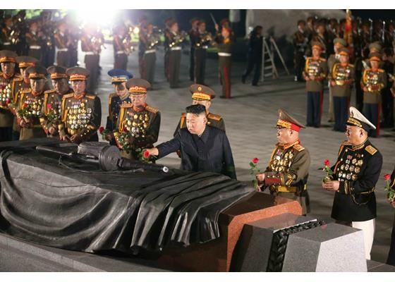 정전 68주년 맞아 6·25 전사자묘에 헌화하는 북한 김정은