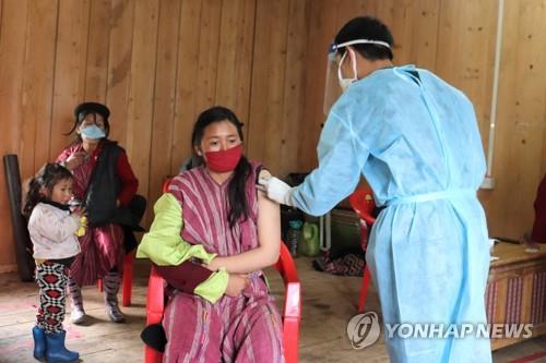 부탄 동부의 주민센터에서 코로나19 2차 백신 접종을 받는 주민(가운데). [EPA=연합뉴스]