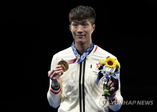 26일 홍콩에 25년만에 올림픽 금메달을 안긴 펜싱선수 청카룽.[EPA=연합뉴스]