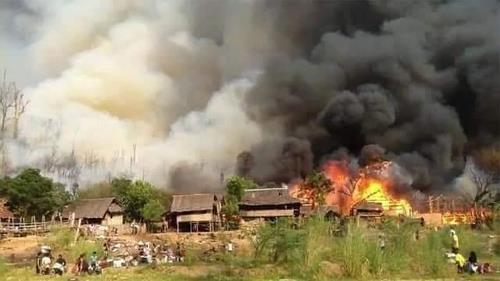 3월말 미얀마군 공습으로 불타고 있는 카렌족 마을 모습