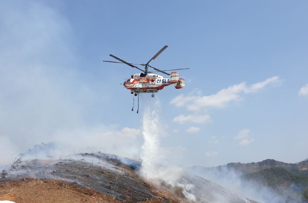 산불 진화 헬기 물 투하 모습