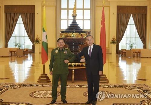 쿠데타 한달 전 흘라잉 미얀마군 최고사령관과 만난 중국 왕이 외교부장(오른쪽) 