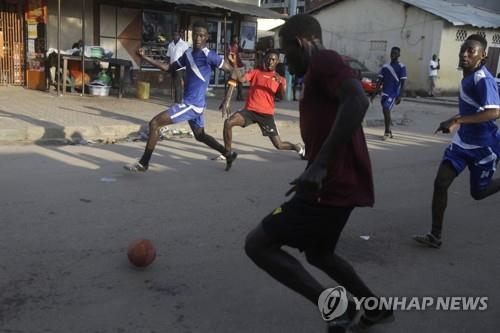 지난 8일 기니 수도 코나크리에서 길거리 축구를 하는 사람들