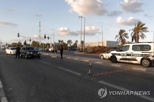 10일(현지시간) 이스라엘 북부 아풀라에서 차를 검문하는 이스라엘 경찰.[EPA=연합뉴스]