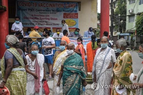 코비실드 백신 접종하는 인도 시민들