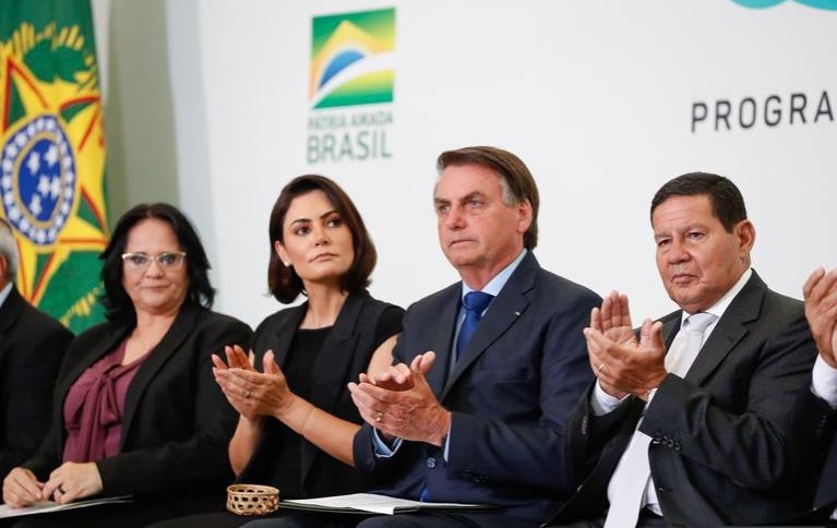 브라질 대통령은 백신 거부, 부인은 미국서 접종