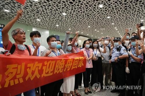25일 중국 선전의 바오안공항에서 멍완저우를 기다리는 중국 시민들