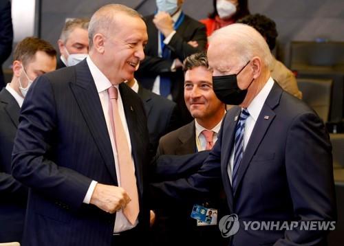 에르도안 터키 대통령(좌측)과 인사 나누는 바이든(우측)