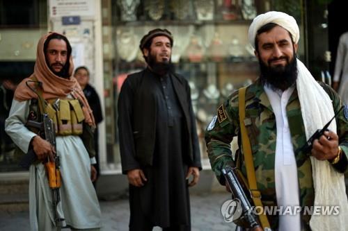 카불 시내 순찰하는 탈레반 대원들