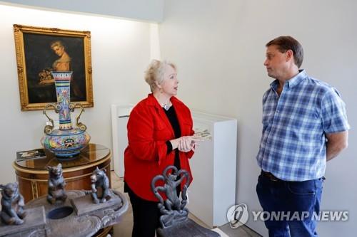 알카포네의 손녀 다이앤 카포네와 경매업체 위더렐 대표 브라이언 위더렐