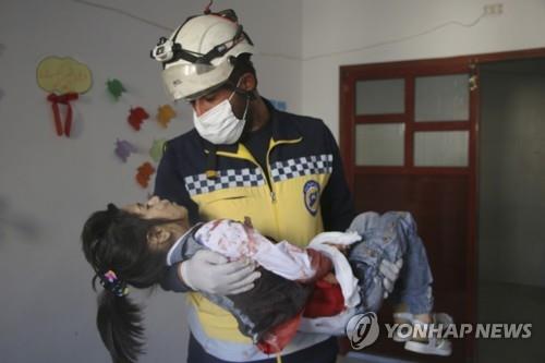 시리아 정부군 포격으로 다친 어린이를 구출하는 반군 측 구조대