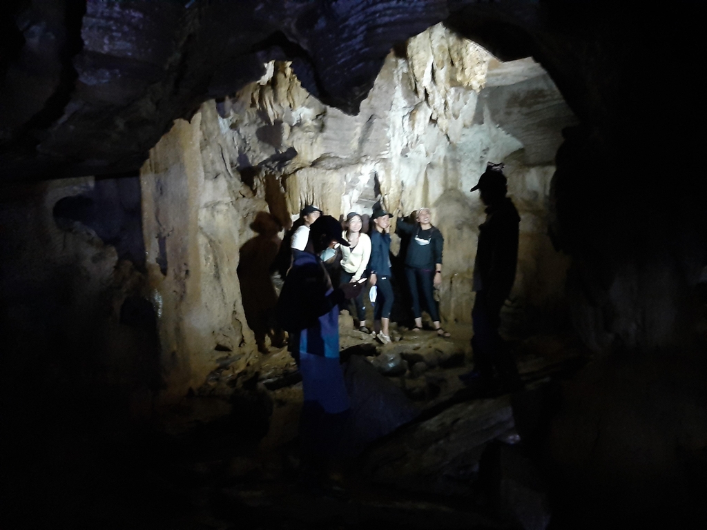 동굴 안에서 단체사진 찍는 인도네시아인들