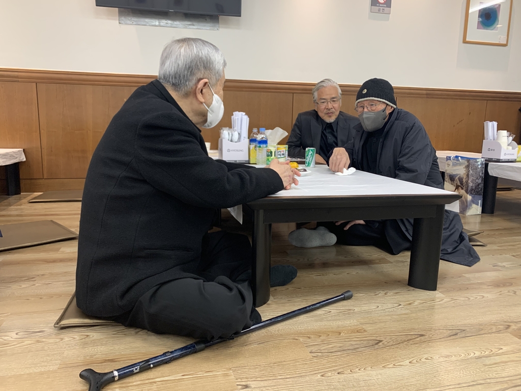 이태원 대표 빈소에서 만난 임권택(왼쪽), 정일성, 임상수 감독
