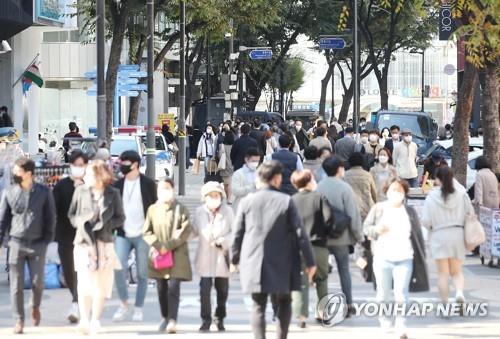 '단계적 일상회복' 전환 앞두고 붐비는 거리