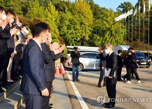 간부공무원들과 인사하는 이재명