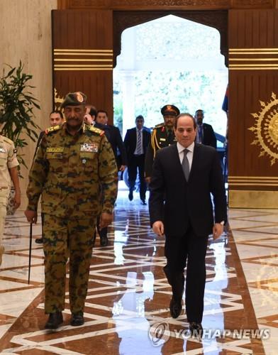 2019년 이집트를 방문한 압델 파타 엘 부르한 수단 군사위원장(왼쪽)과 압델 파타 엘시시 이집트 대통령(오른쪽) [EPA 연합뉴스 자료사진. 재판매 및 DB 금지]