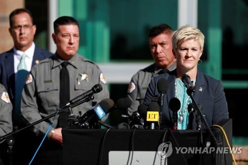 알렉 볼드윈이 연관된 총격 사고 수사 경과를 발표하는 미국 검찰과 보안관