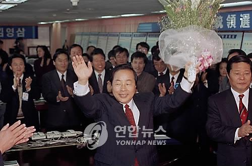 1992년 12월 19일 당 선거상황실에 들러 인사하는 김영삼 당선자