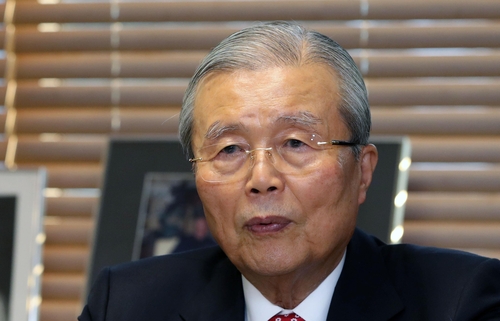 연합뉴스와 인터뷰하는 국민의힘 김종인 총괄선대위원장