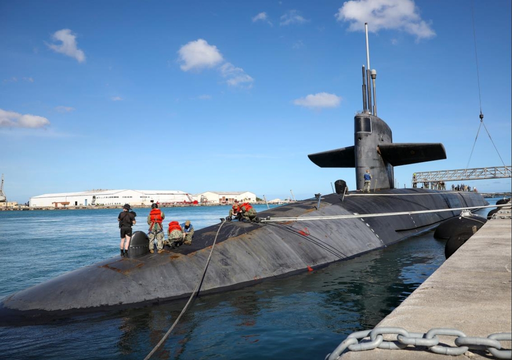 괌에 정박한 미국 핵추진 잠수함 'USS 네바다'