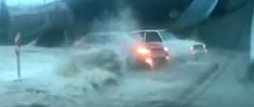 최근 폭우로 물이 가득 찬 남아공 이스트런던 시의 도로